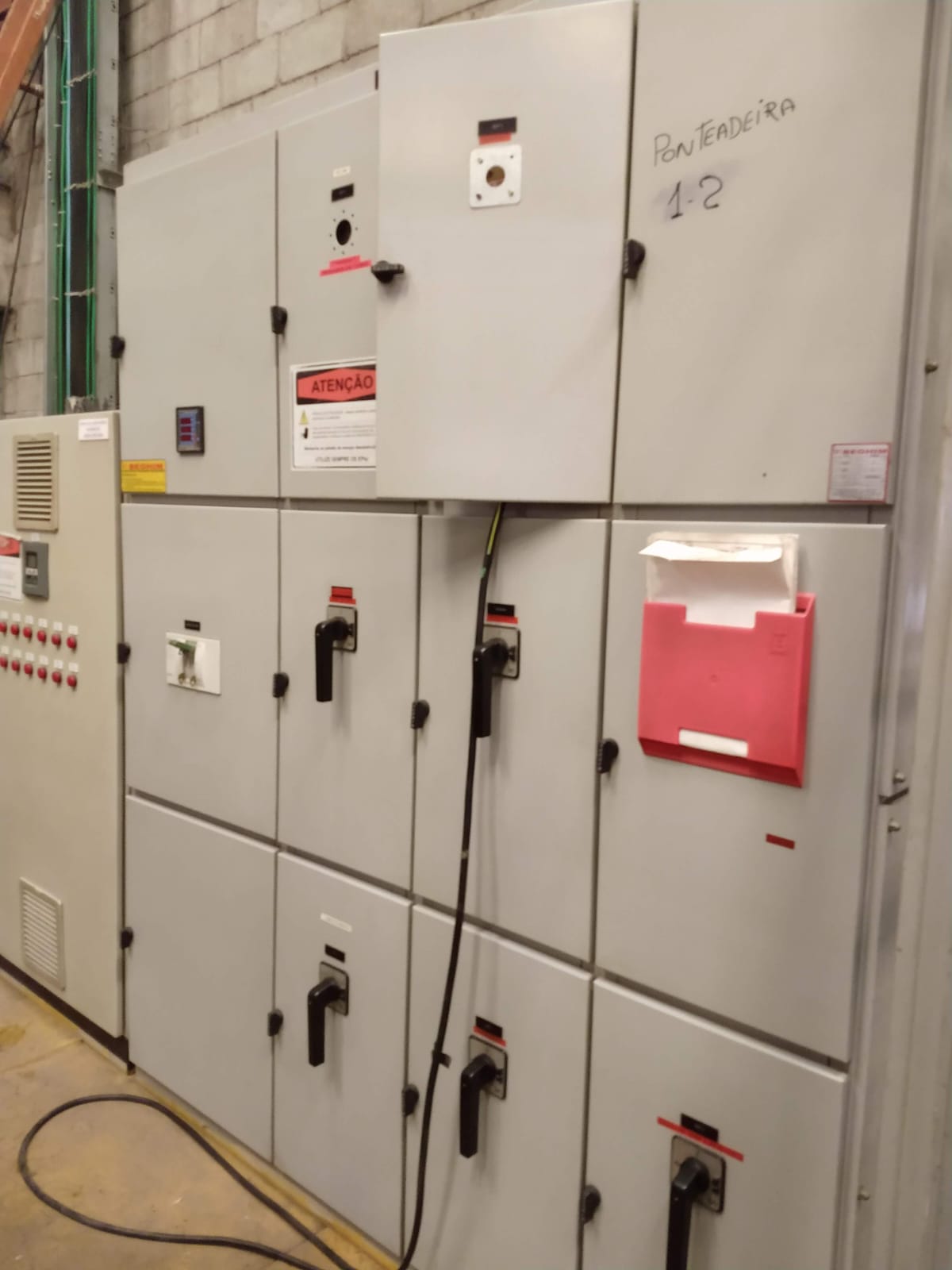 Equipamento de ensaio elétrico em bancada